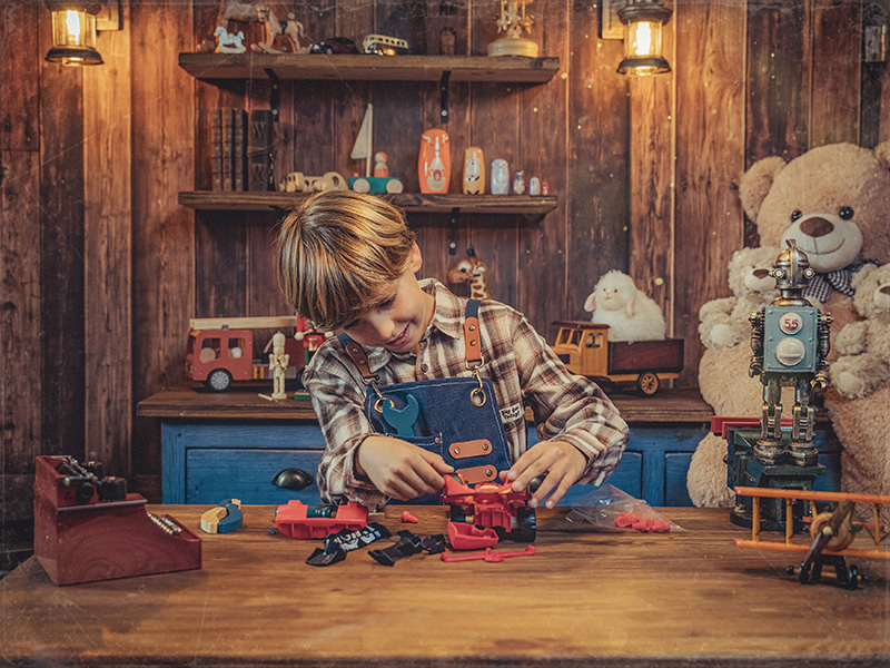 Elián jugando en El Taller Mágico durante una prueba de Navidad