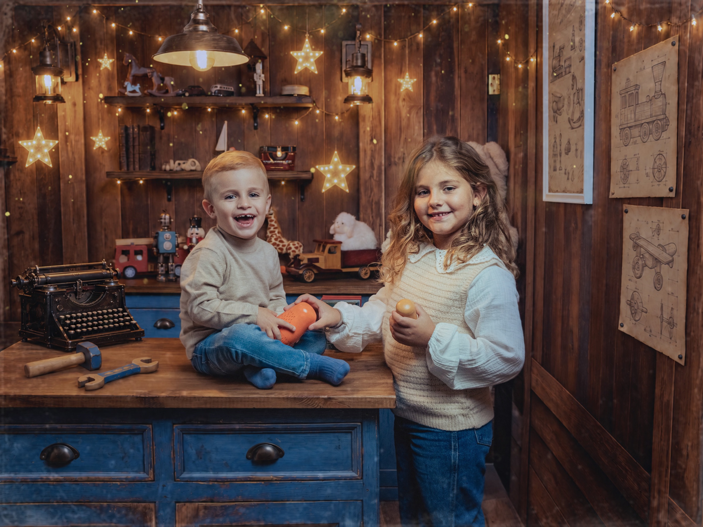 Dos hermanos jugando en El Taller Mágico
