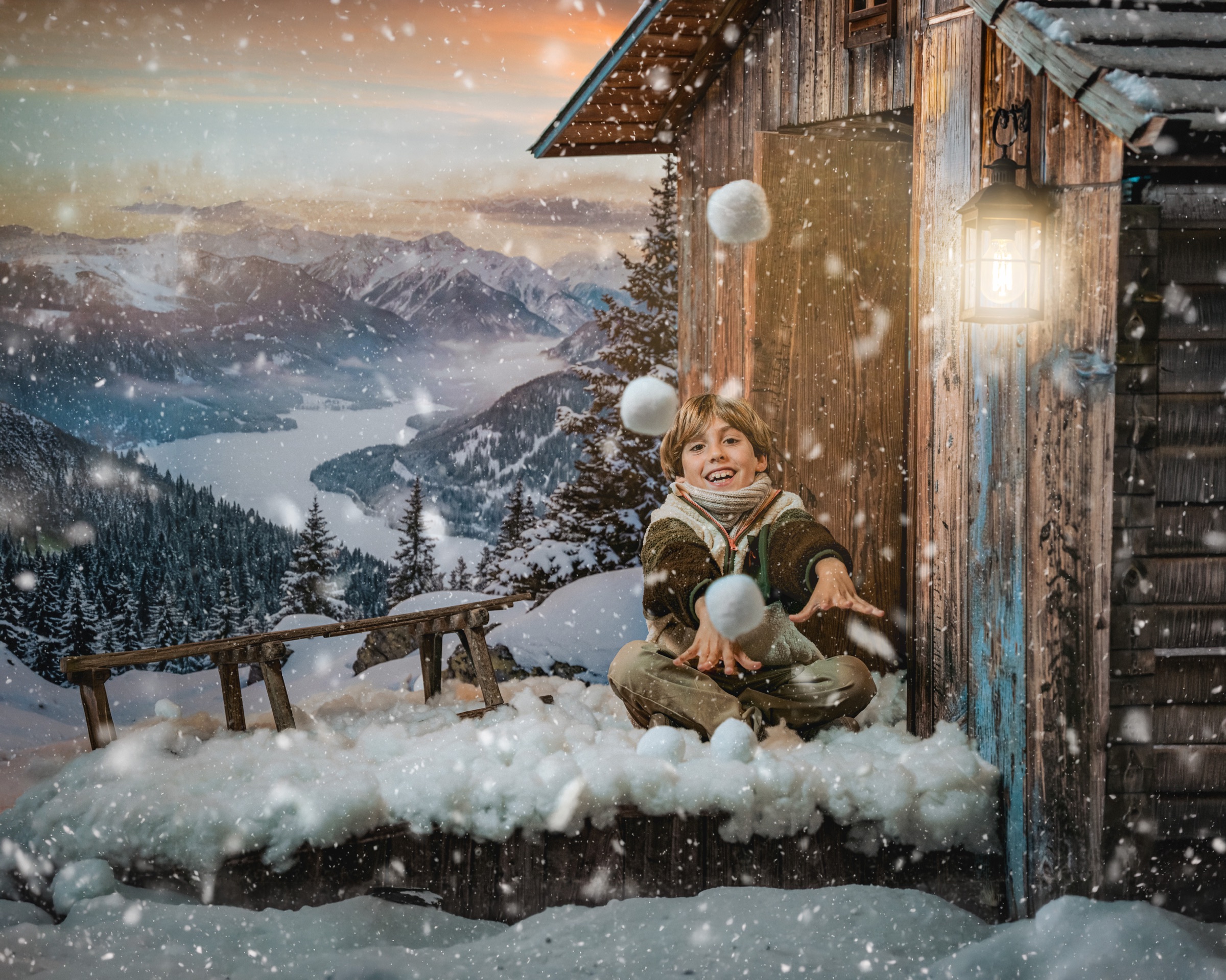 Niño jugando con nieve en El Tejado con el Trineo