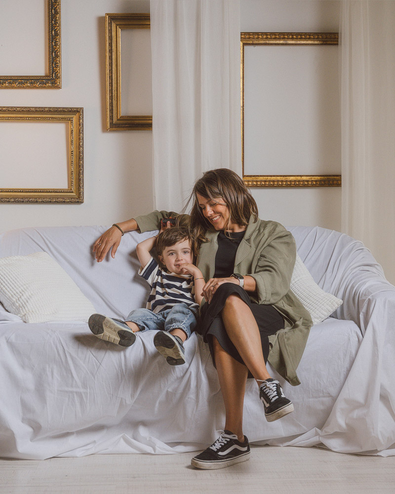 Madre con sus hijos en el estudio de Gorka Zulueta