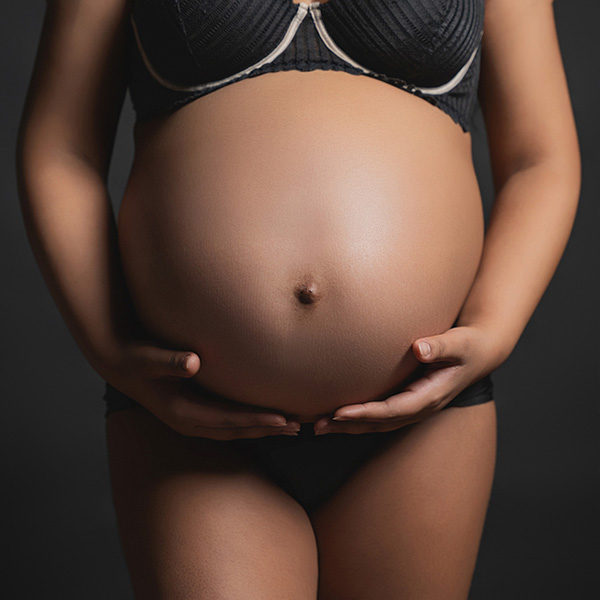 Fotografía embarazada estudio Bilbao