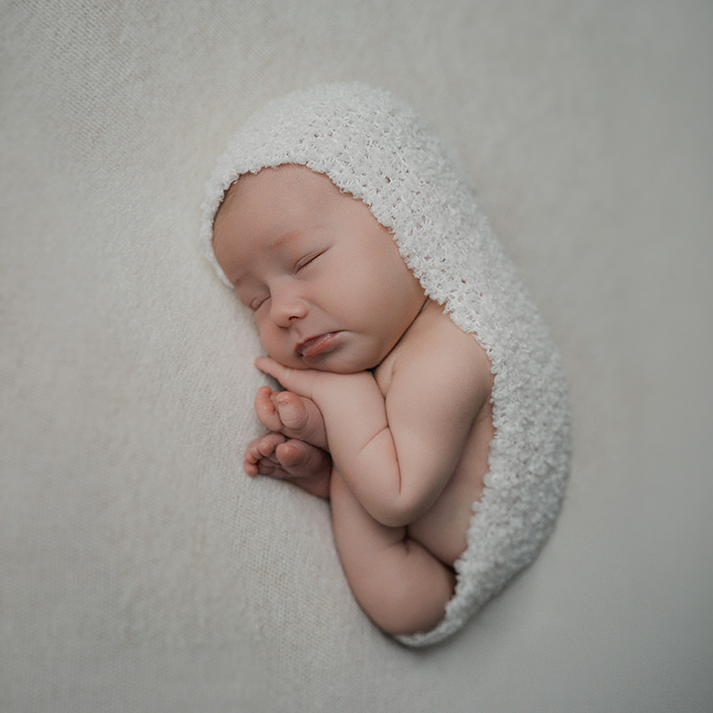 Bebé recién nacido dormido durante una sesión newborn en Bilbao